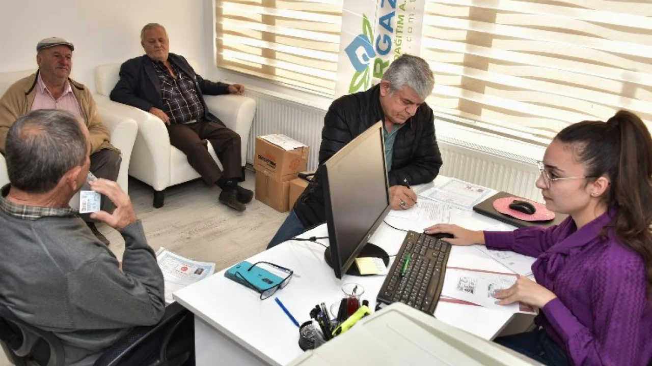 İzmir Aliağa'da Helvacı sakinleri doğal gaza kavuşuyor -