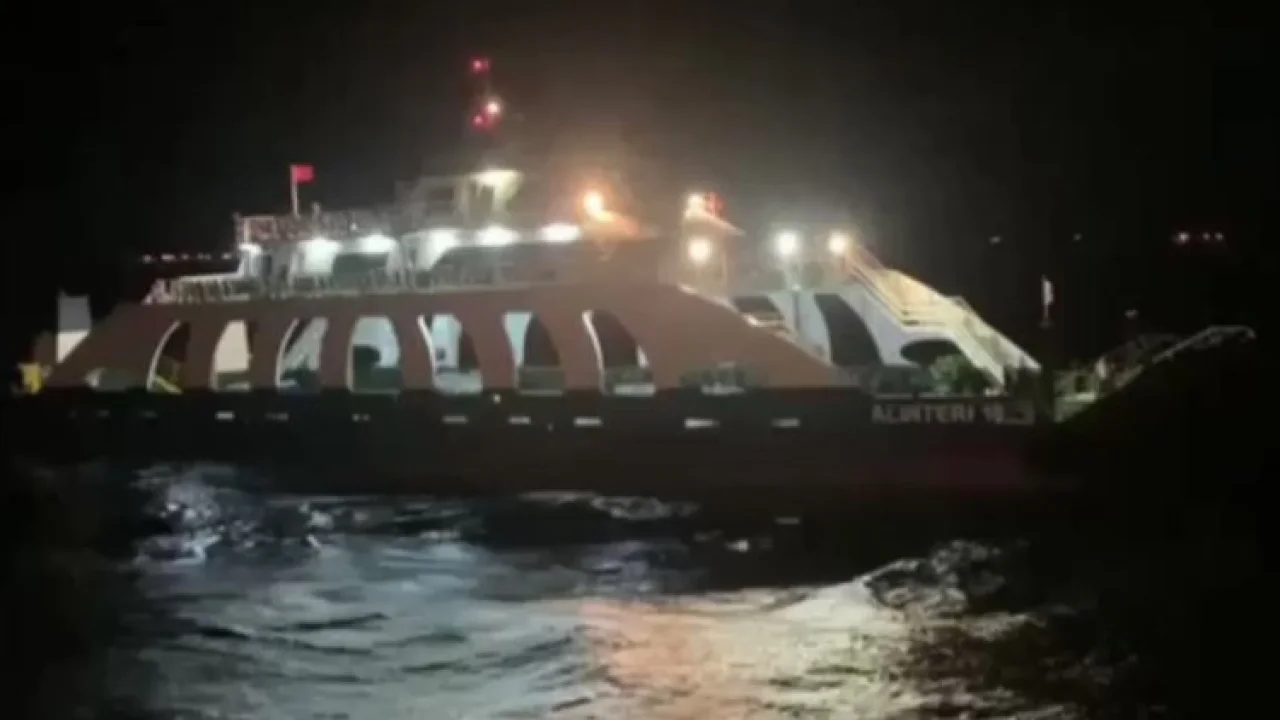 Kapıdağ Yarımadası'nda sürüklenen feribot kurtarıldı -