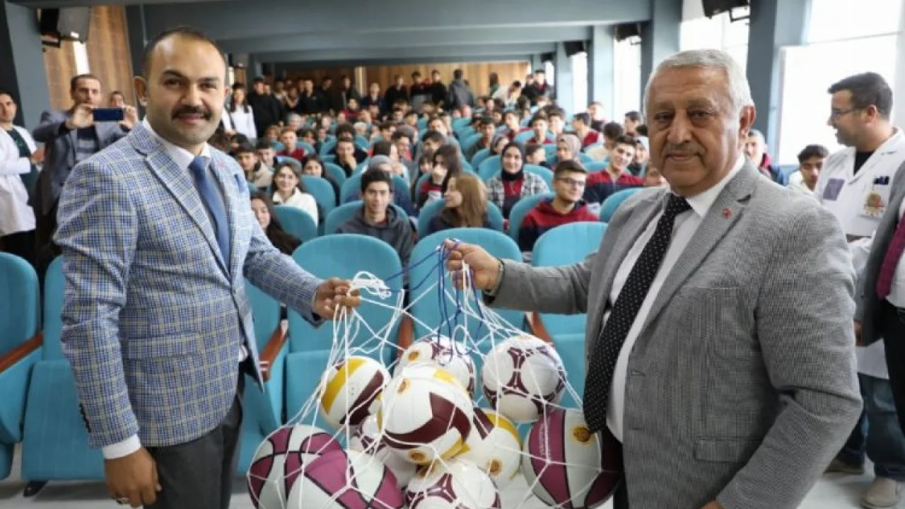 Başkan Zeybek gençlerle buluştu -
