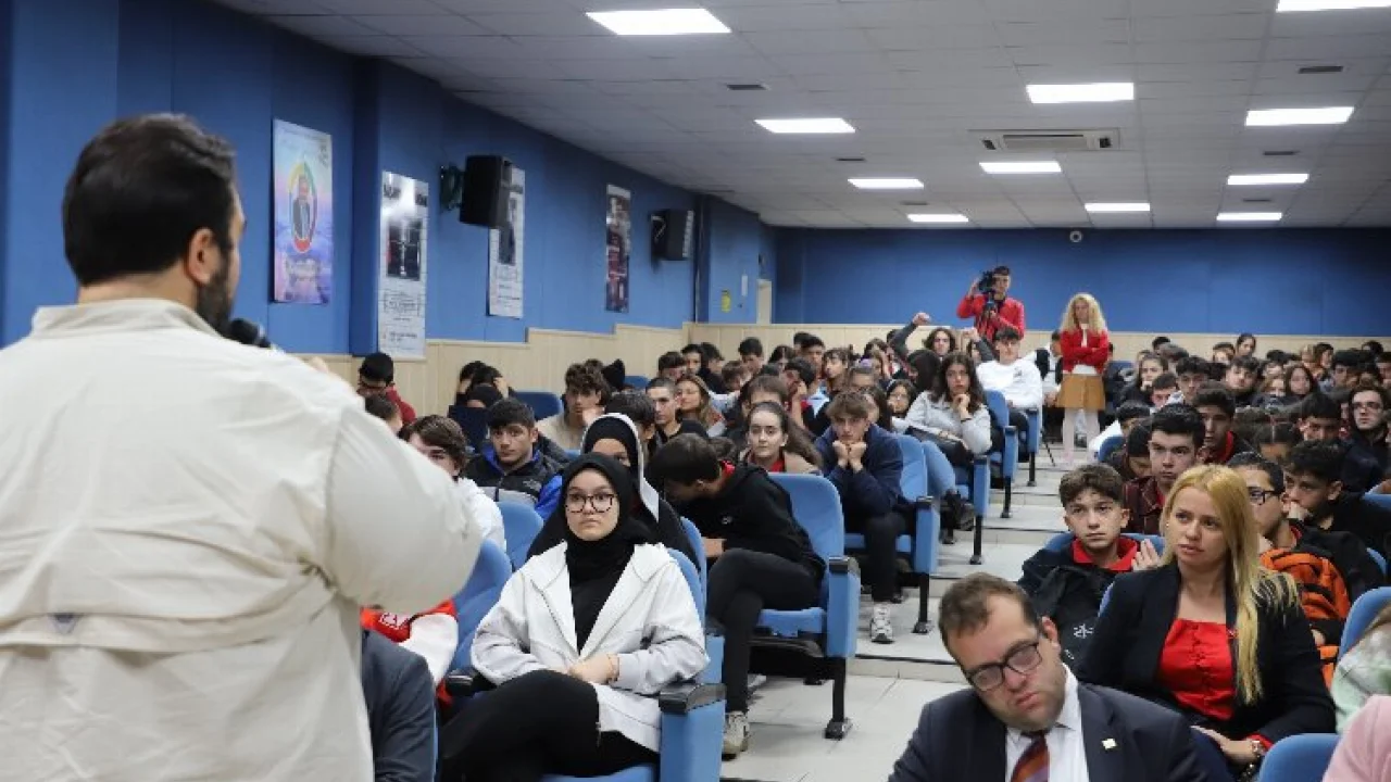 Bursa'da liseli genç iletişimciler sektörün isimleriyle buluşuyor -