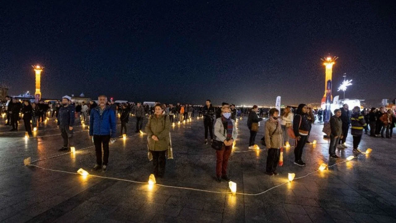 İzmir Ata’ya saygı nöbetinde -