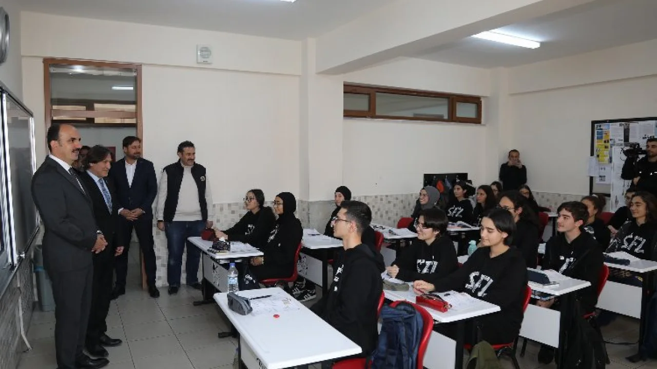 Başkan Altay: “Öğrencilerimizin başarısı için tüm imkanlarımızı seferber ediyoruz” -