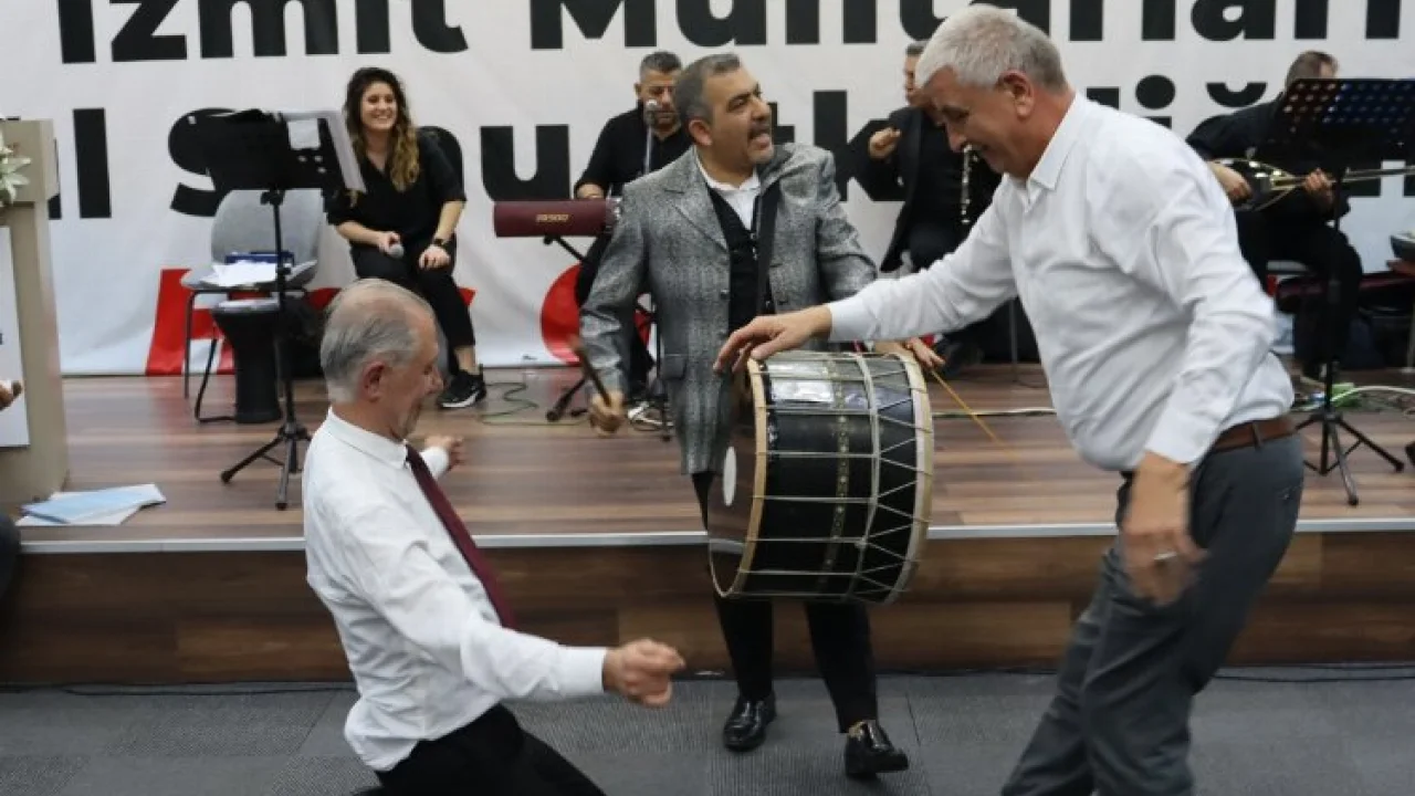 İzmit'te muhtarlar yılı eğlenerek uğurladı -