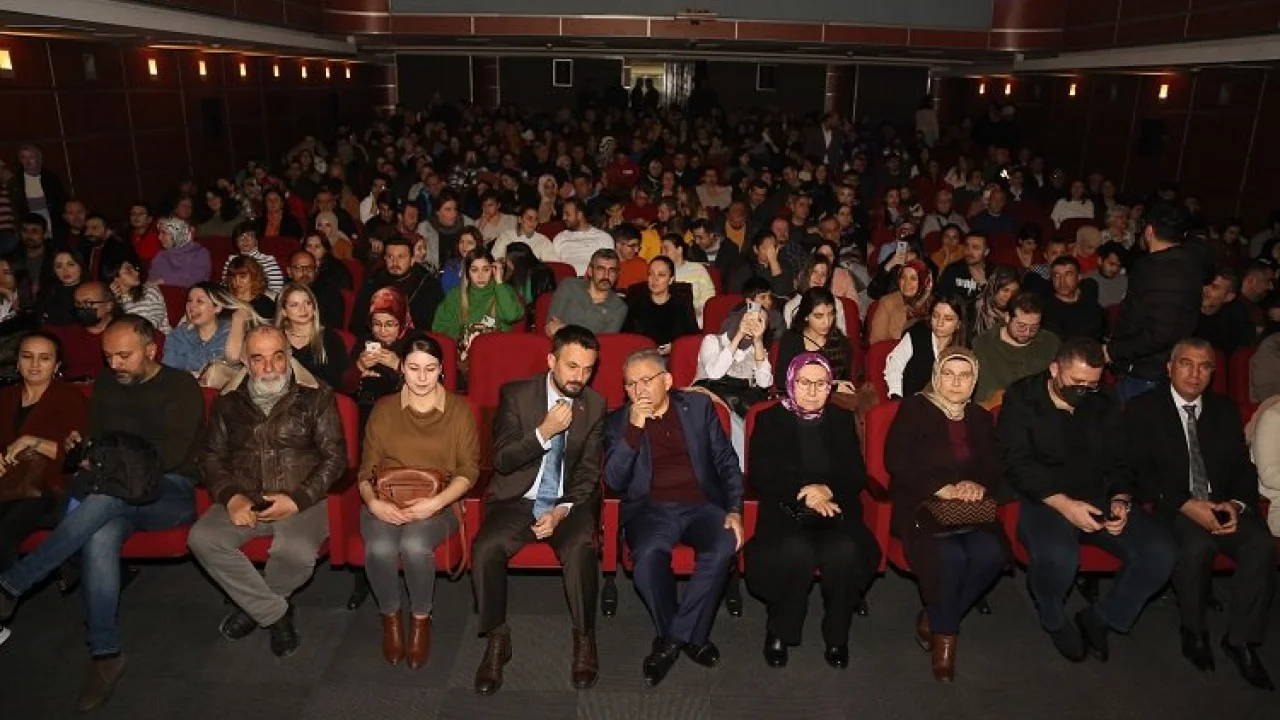 Büyükkılıç ailesinin tiyatro keyfi -