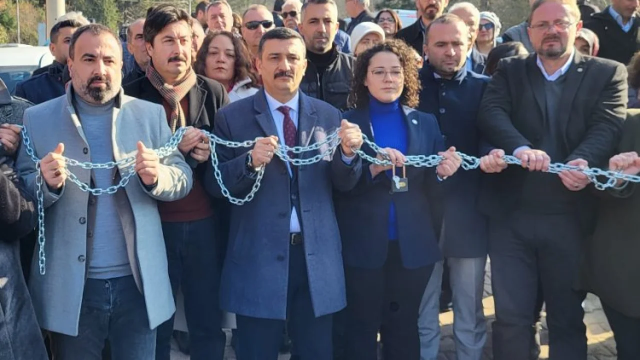 İYİ Parti'den zincirli-kilitli Uludağ protestosu! -