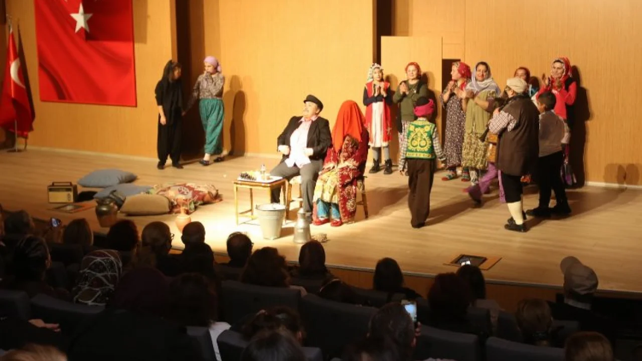 Kursiyer kadınlar ilk kez tiyatro sahnesinde -