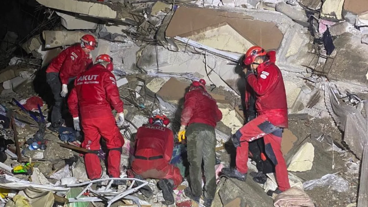 AKUT şu ana kadar 64 kişiyi enkazdan çıkardı -