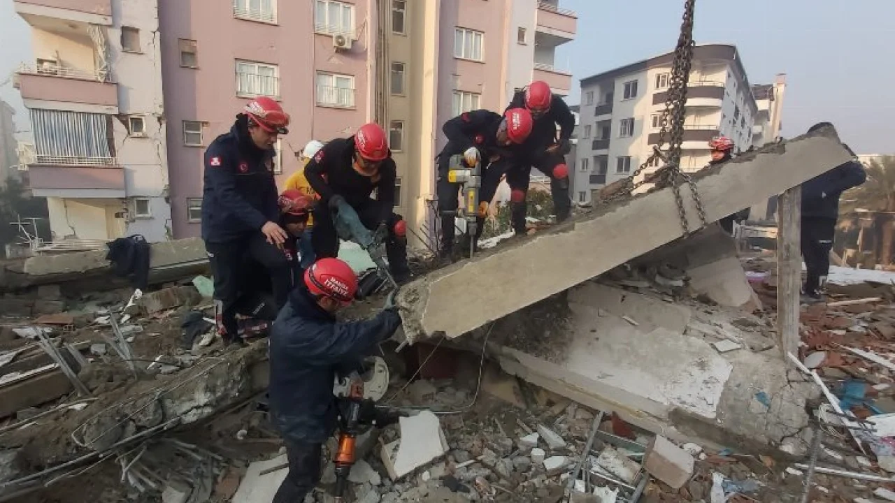 Deprem bölgesinde Manisa ekiplerinden cansiperane mücadele -