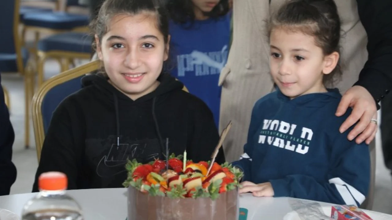 Depremzede Yaren'e sürpriz doğum günü -