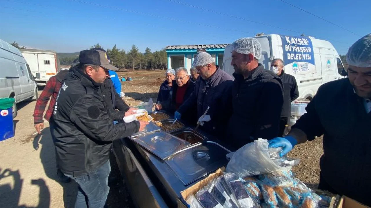 Depremzedeye Kayseri'den sıcak yemek -