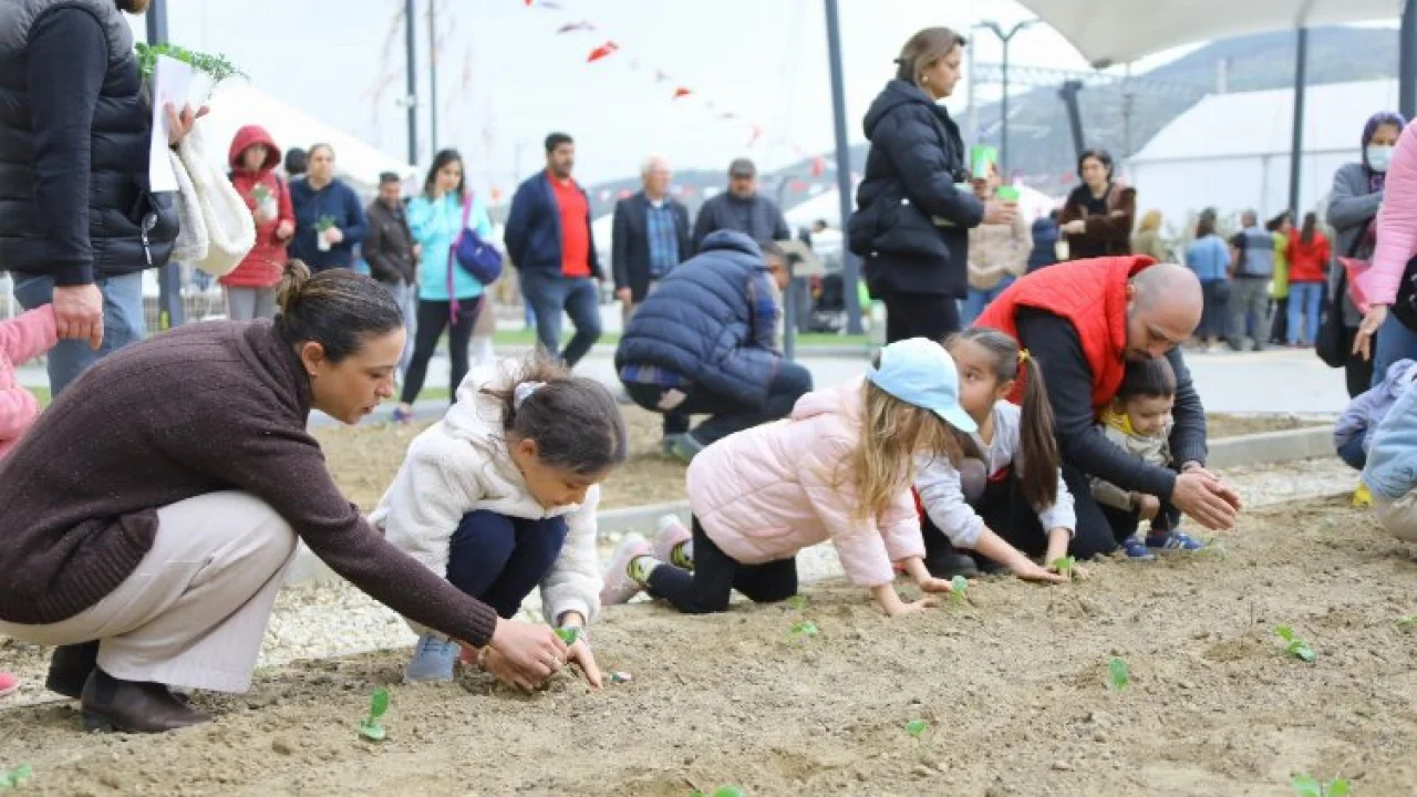 Efes Selçuk'tan deprem alanına 'tohum' desteği -