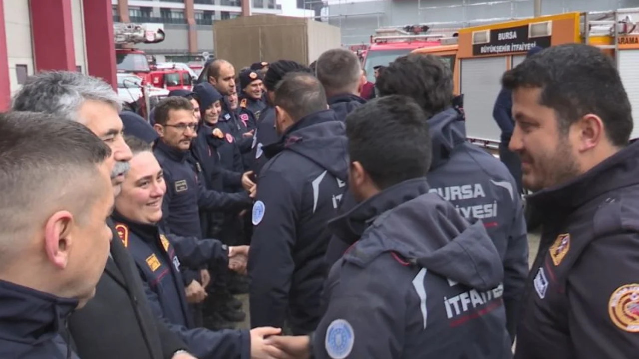 Enkazdaki canlara nefes olan kahramanlardan 48'i daha Bursa'ya döndü -