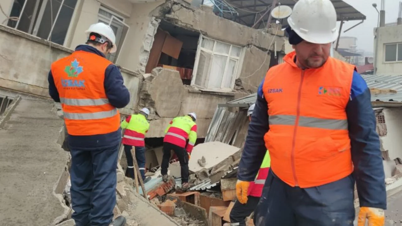 Hatay Kırıkhan’a ilk ulaşan İZBAK vatandaşlara umut oldu -