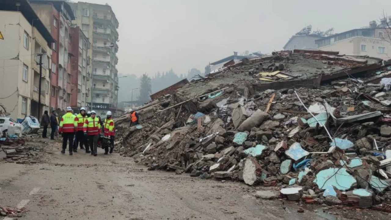 İZBAK afetzedelere yardım için deprem bölgesinde -