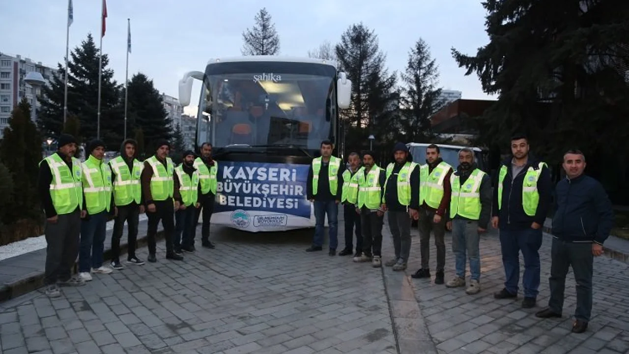 Kayseri Büyükşehir'den Elbistan'daki konteynere parke -