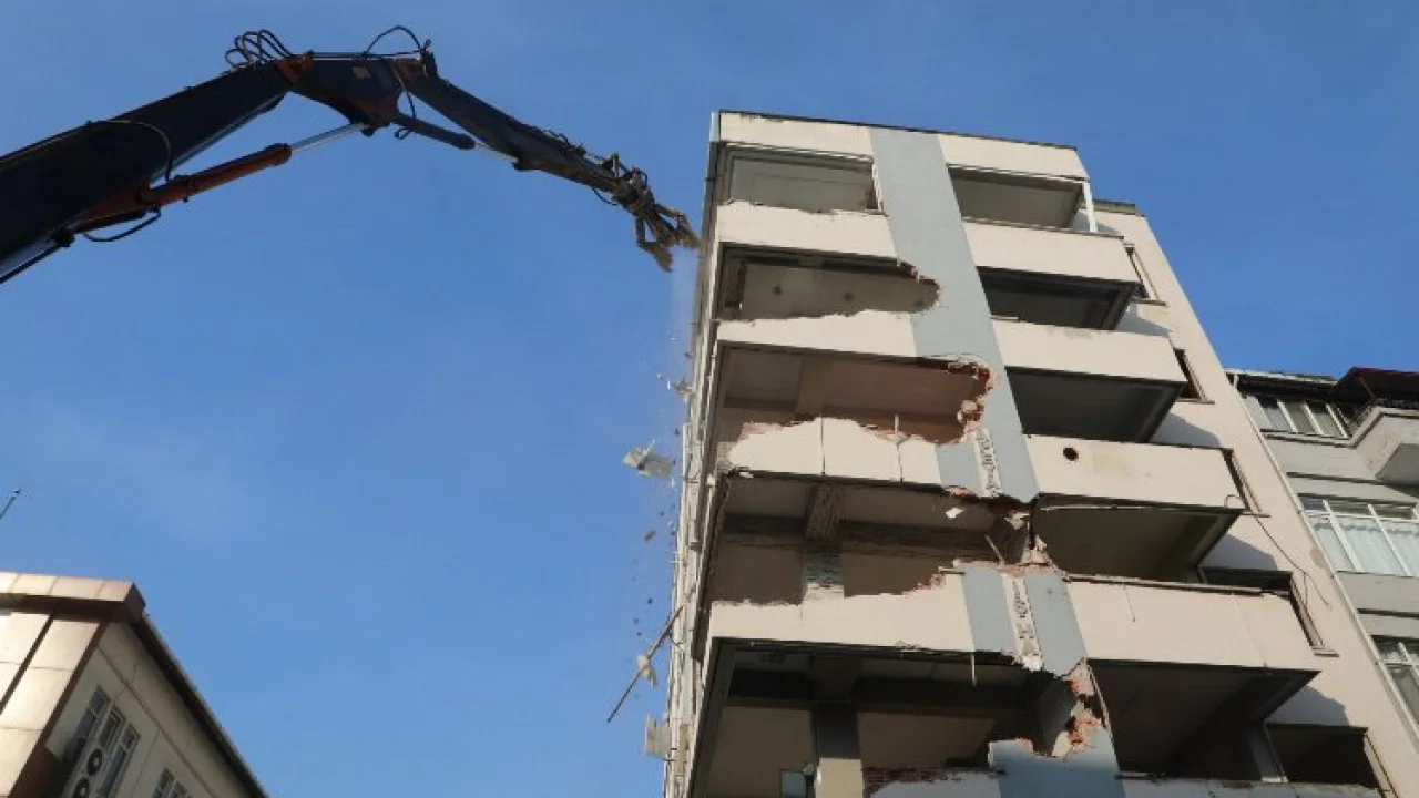 Kocaeli Büyükşehir Kınay İş Merkezi'ni yıkıyor -