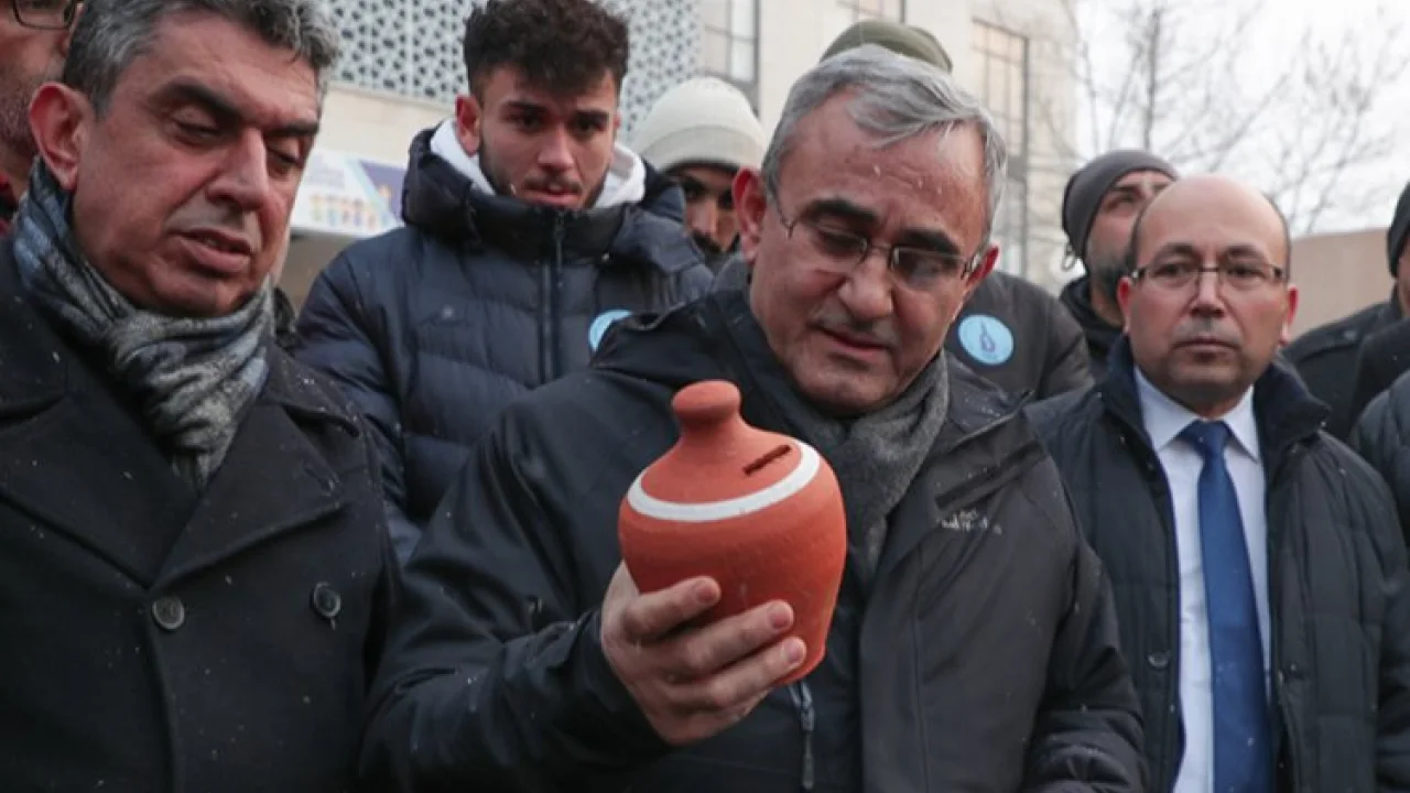 Minik Belinay kumbarasını Kütahya'dan depremzedelere yolladı -