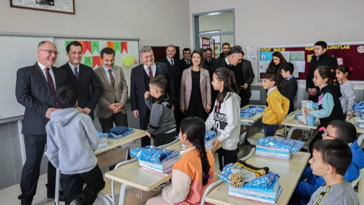 Sivas'ta depremzedelerin okul ihtiyaçlarını belediye karşılayacak -