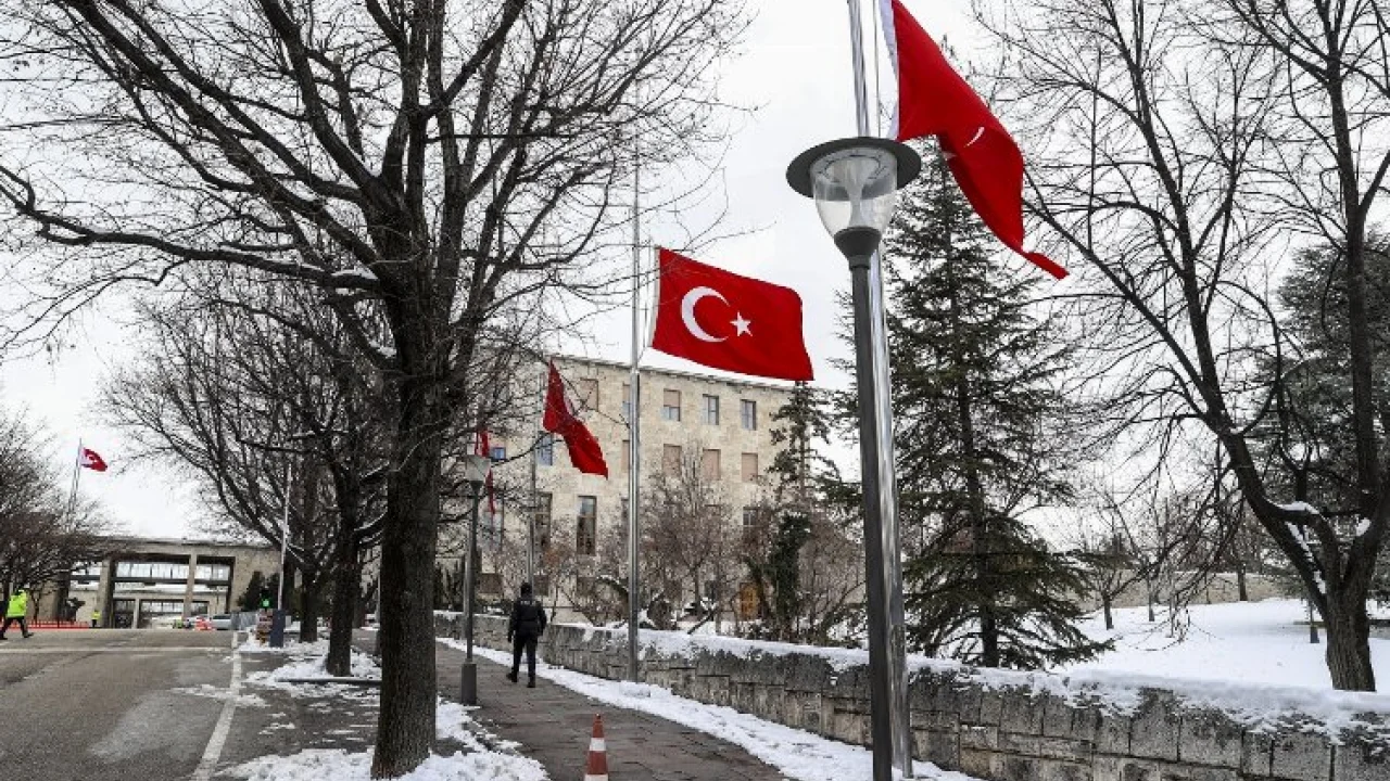 TBMM'de 'egemenliği' simgeleyen bayrak dışındaki tüm bayraklar yarıya indirildi -
