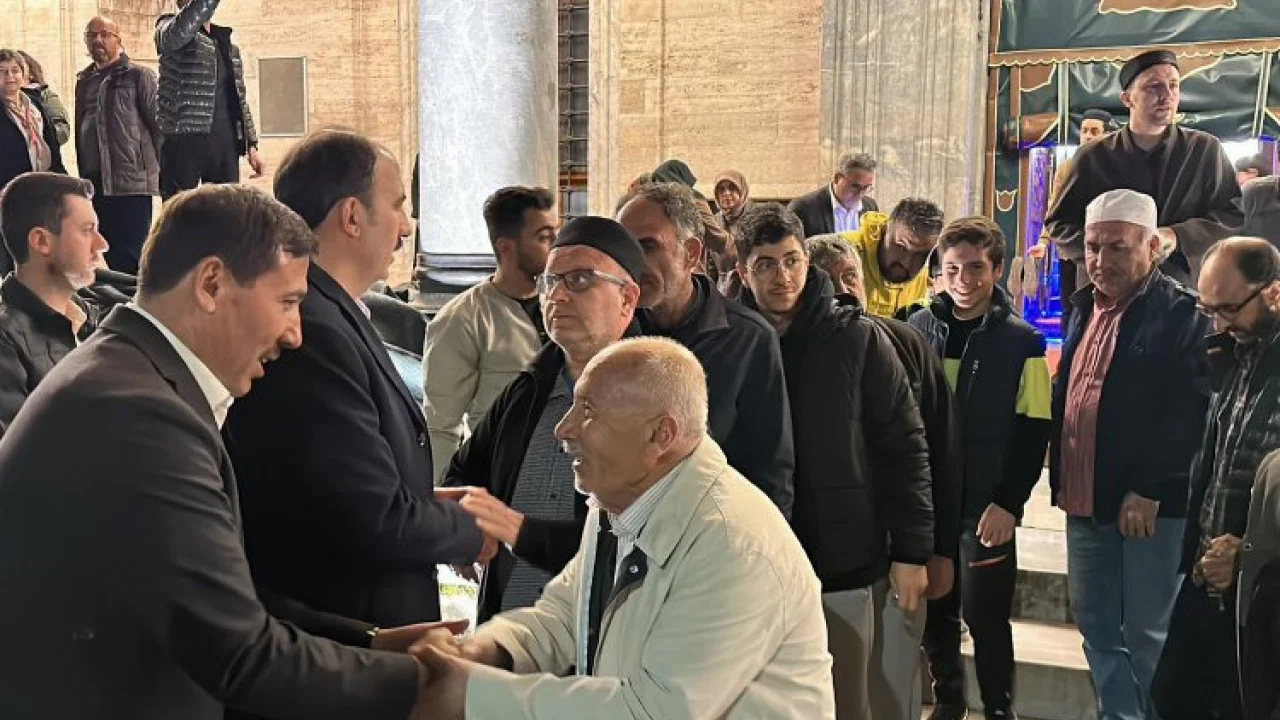 Başkan Altay, cami çıkışında Konyalılarla buluştu -
