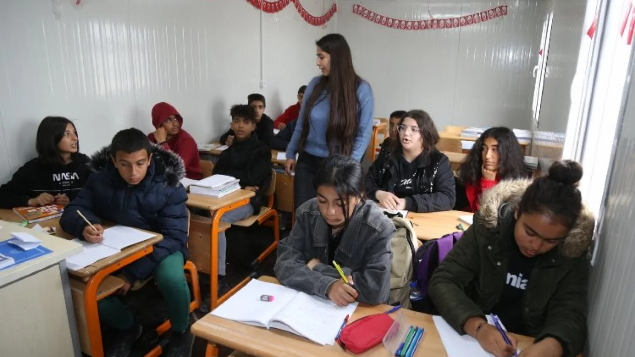 İlk ders gününde çanta ve kırtasiye desteği Gaziantep Büyükşehir'den -
