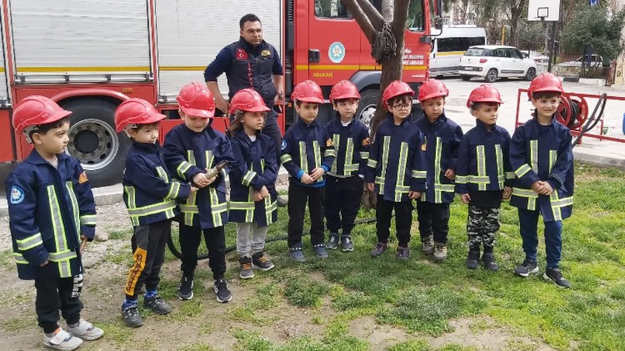 Manisa'da minik öğrenciler 'İtfaiye Amca'larıyla buluştu -