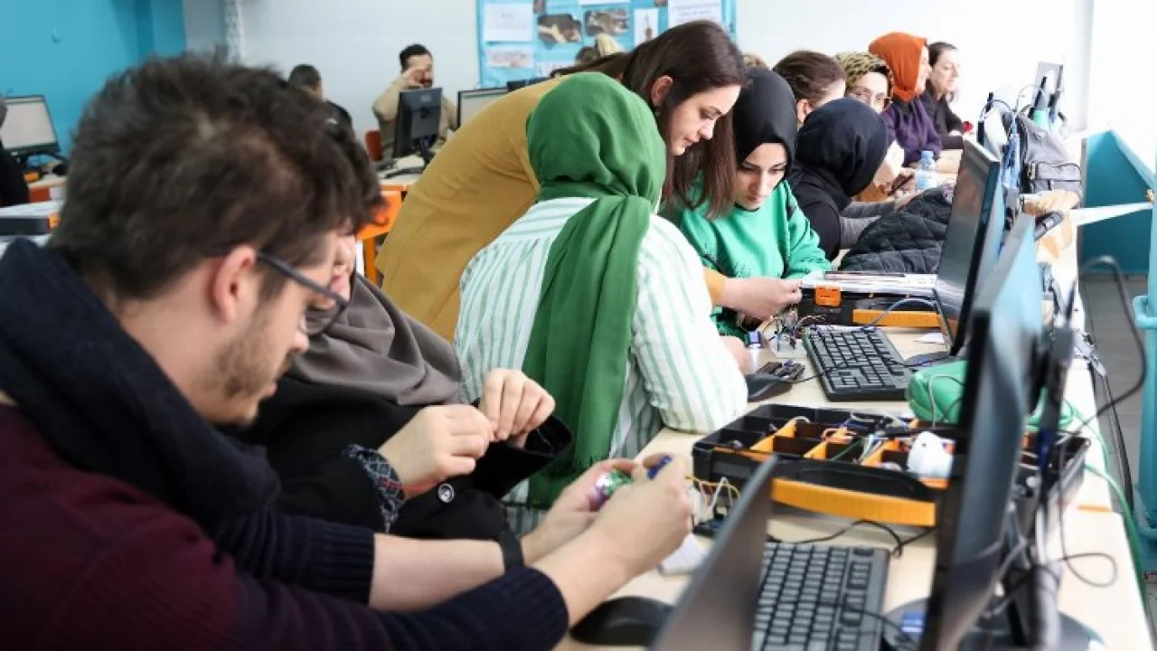 Robotik kodlama için eğiticiler eğitiliyor -