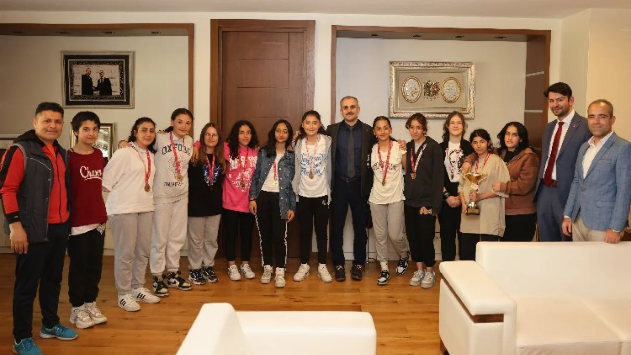 Başkan Çiftçi, Çayırovalı şampiyonlarını ağırladı -