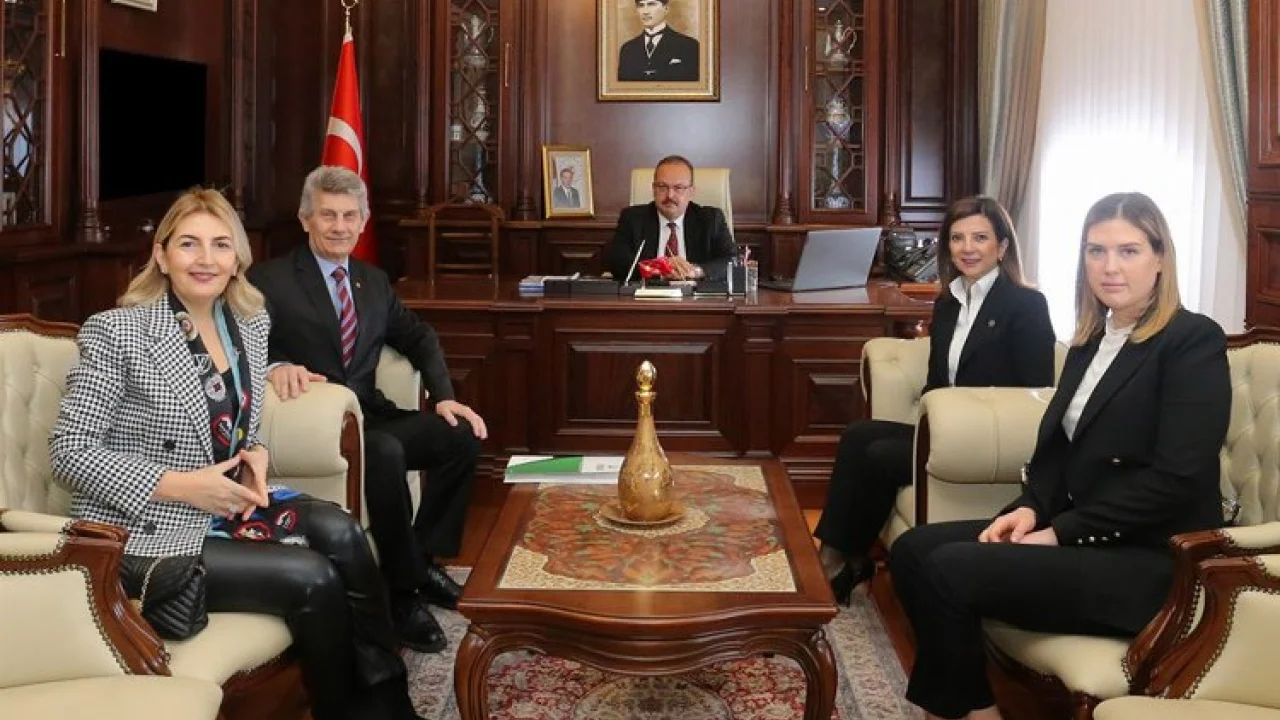 Bursa Vizyonu Raporu Vali Canbolat'a sunuldu -
