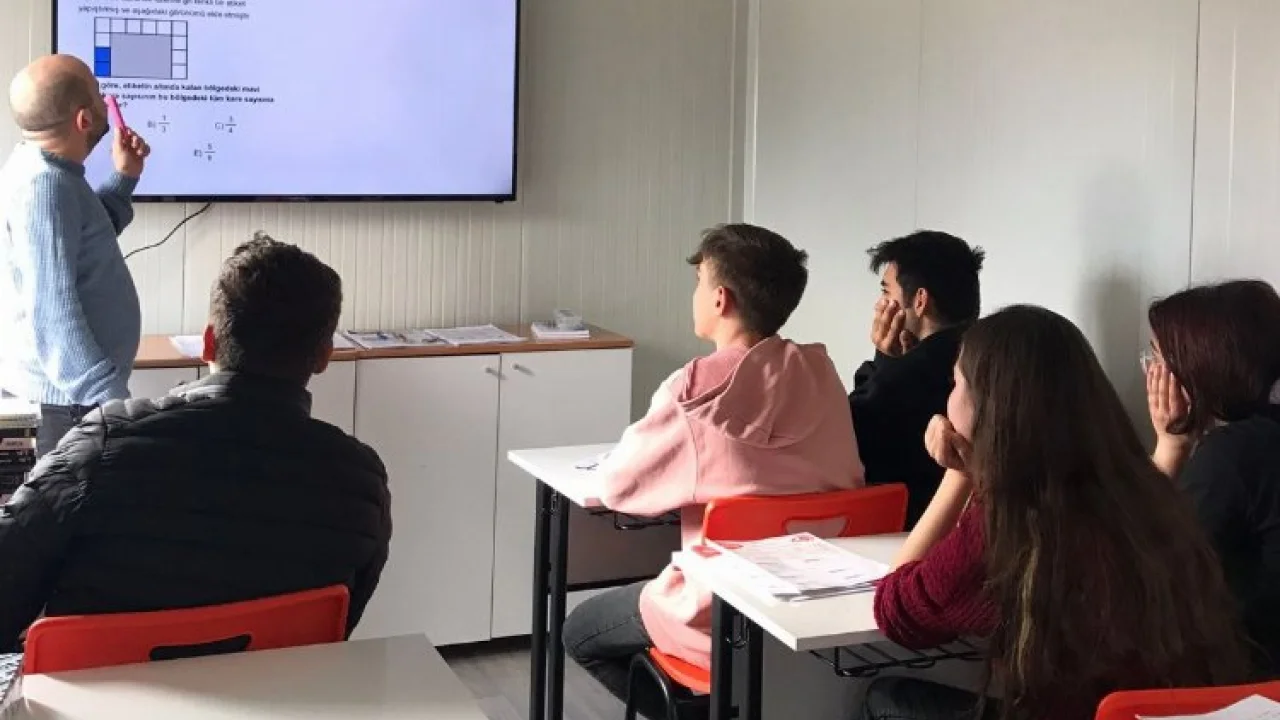 Çınar Akademi afet bölgesinde eğitimde -