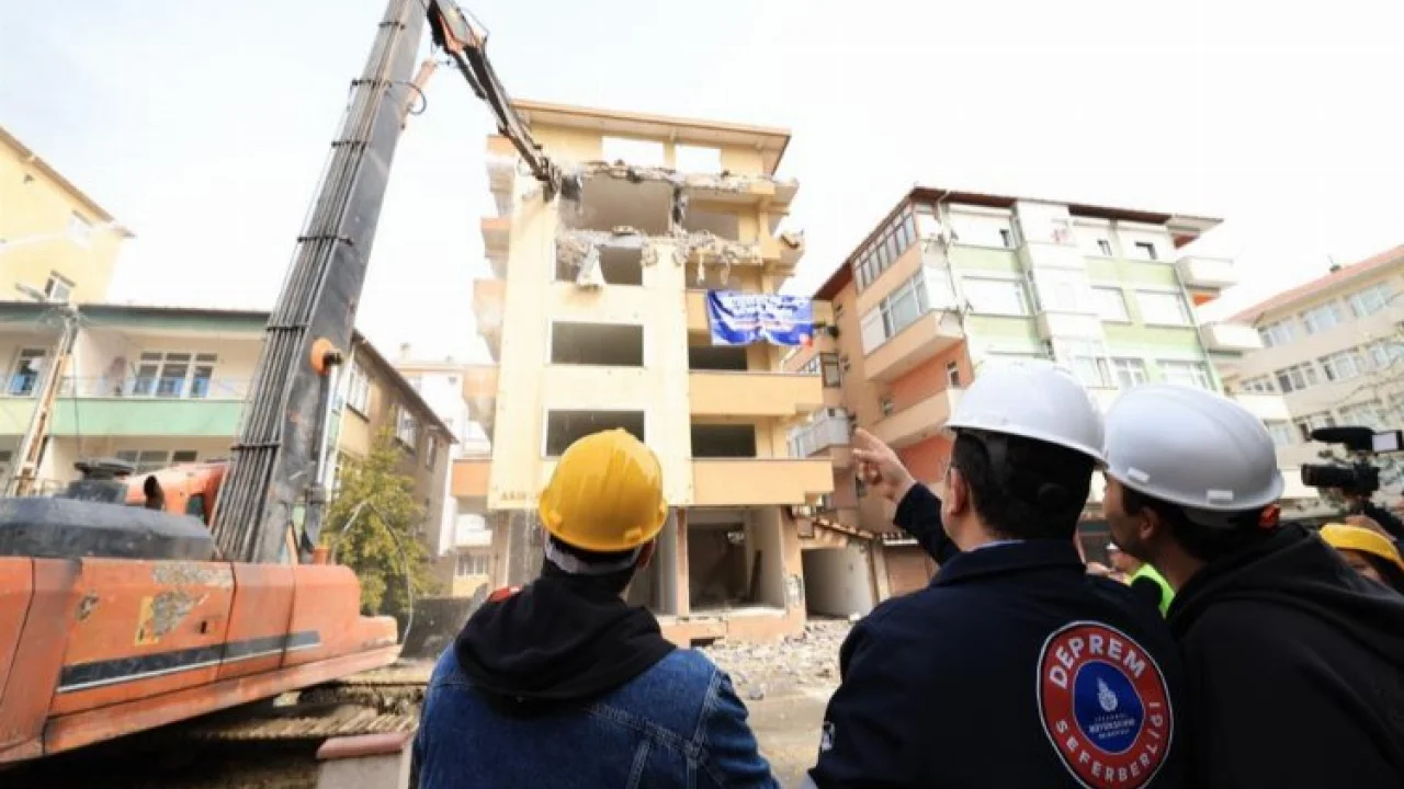 Güvenliği yüzde 0! Çökme riskli 318 binadan biri yıkıldı -