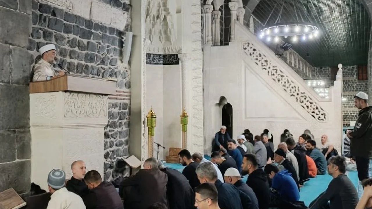 İlahiyatçı Mehmet Emin Ay Diyarbakırlılarla buluştu -