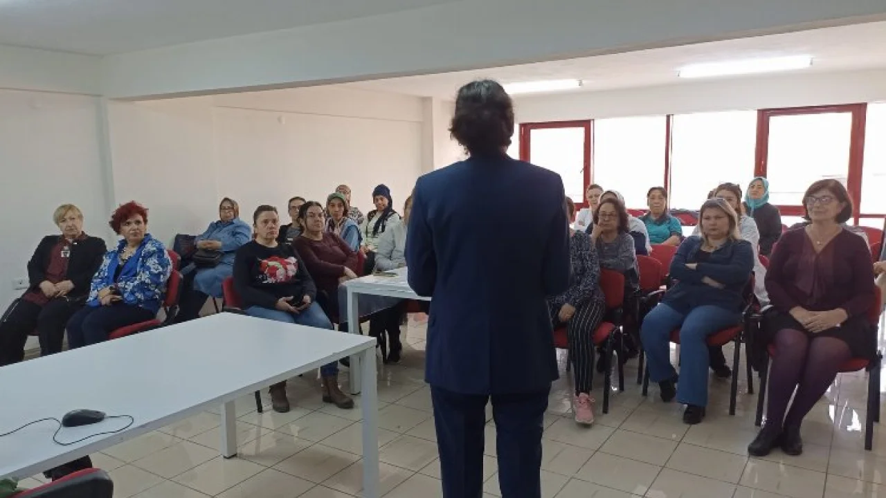 İzmir Konak'ın arka sokaklarındaki kadınlara 'madde bağımlılığı' eğitimi -