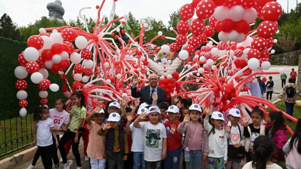 Karabağlar'da binlerce çocuk şenlikte buluştu -