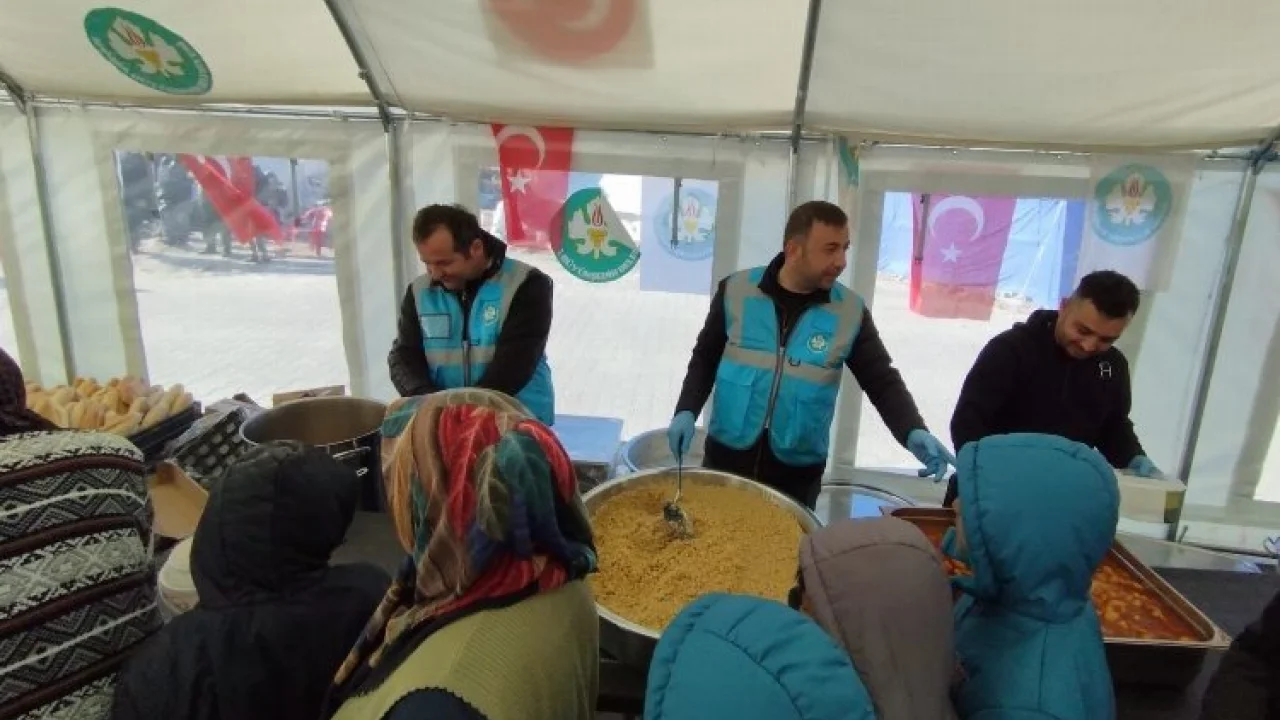 Manisa'dan afet bölgesinde sıcak aş dağıtımına devam -