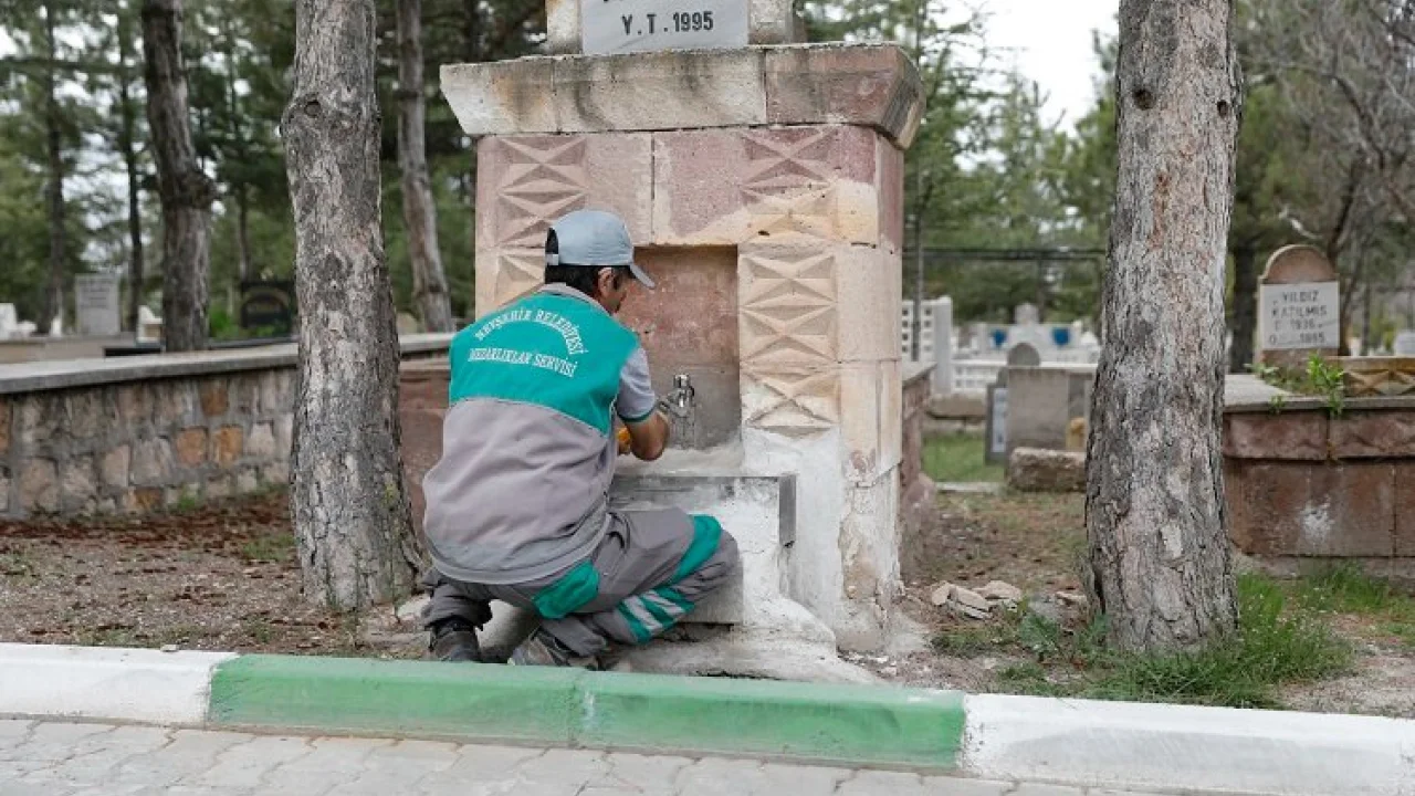 Nevşehir Belediyesi'nden mezarlıklara temizlik -