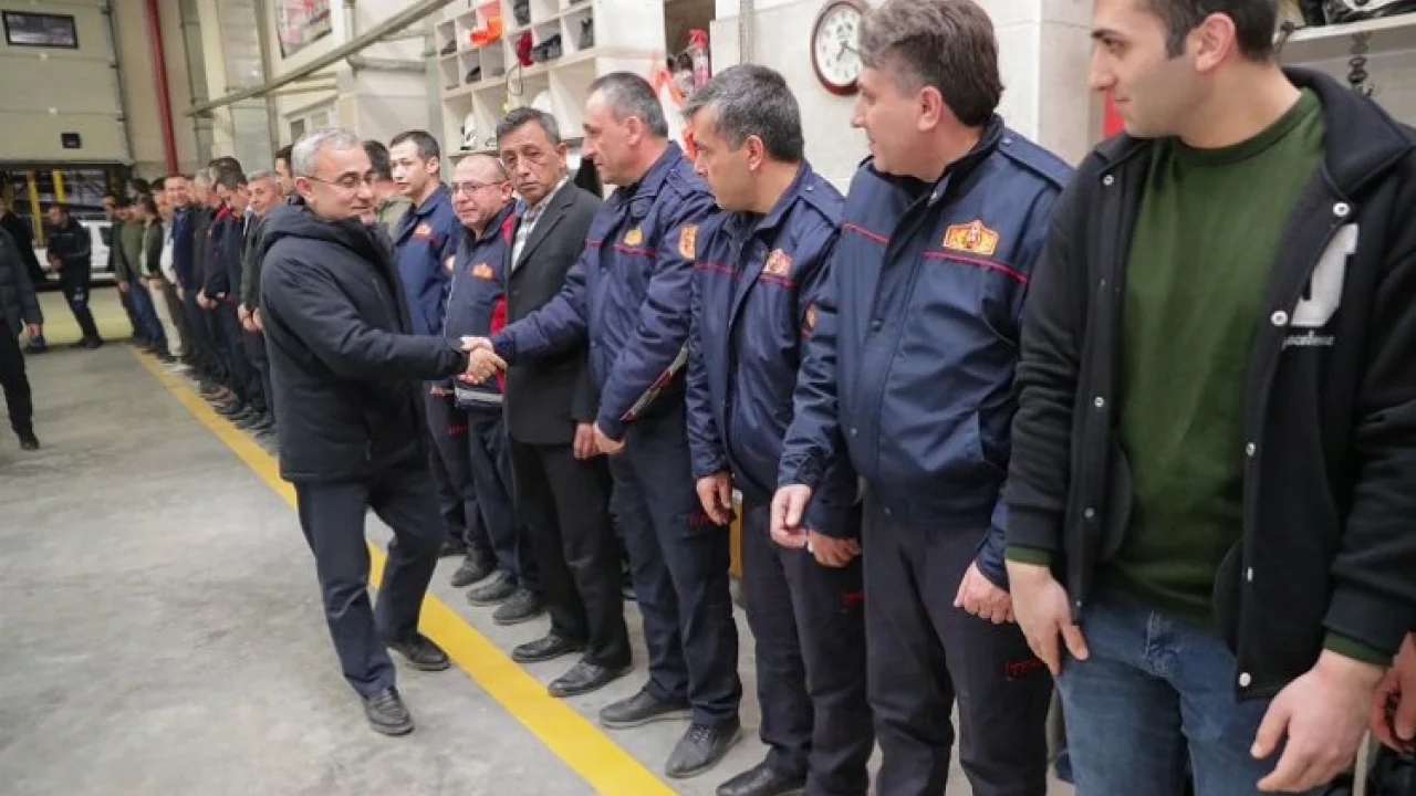 Prof. Dr. Alim Işık itfaiyeyle sahur yaptı -