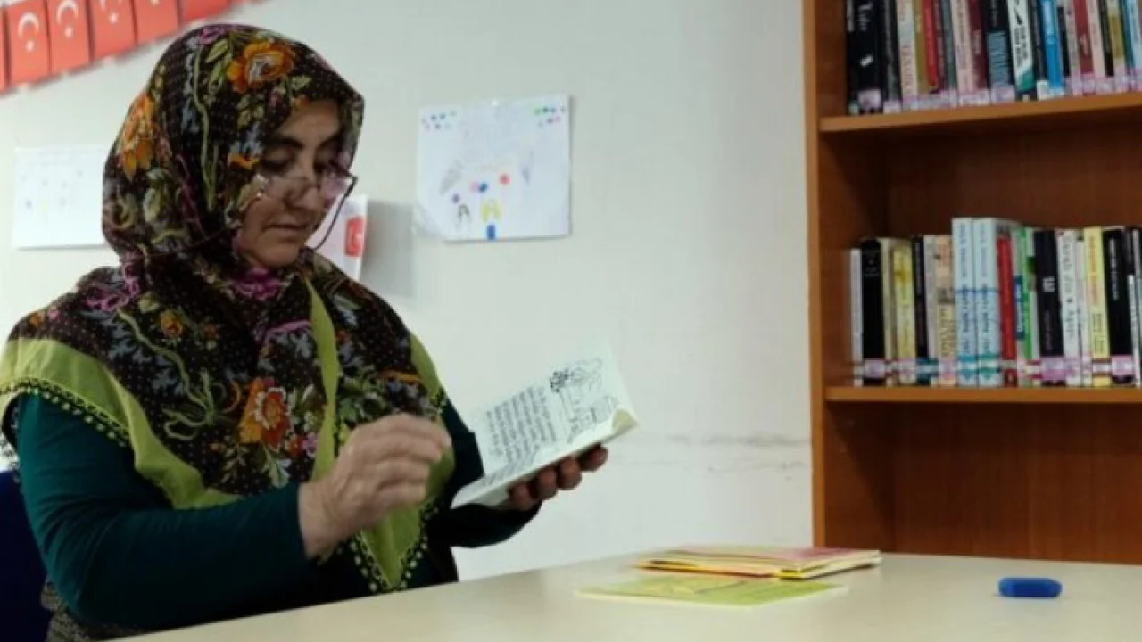 58 yaşındaki depremzede Bingöl'de okuma ve yazmayı öğrendi -