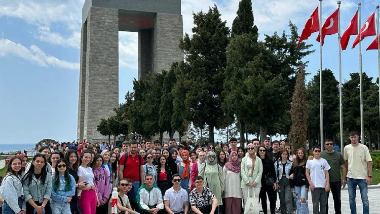 Batı Trakyalı gençler Çanakkale'yi gezdi -