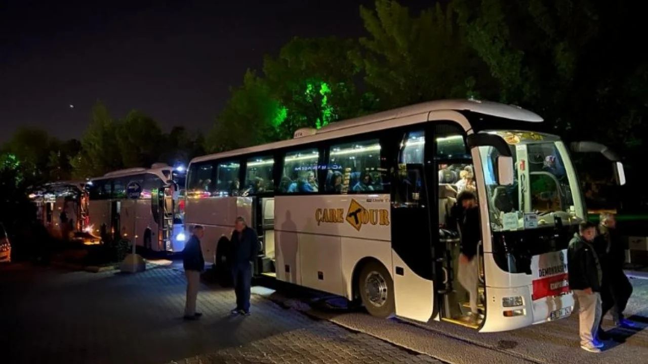 Depremzedeler oy kullanmak için deprem bölgesine gitti -