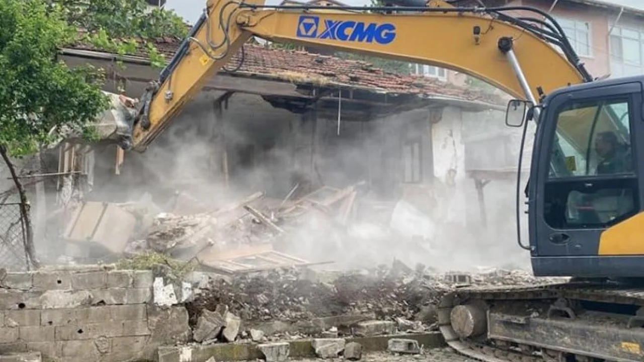 Gölcük'te yıkılan metruk sayısı 120 oldu -