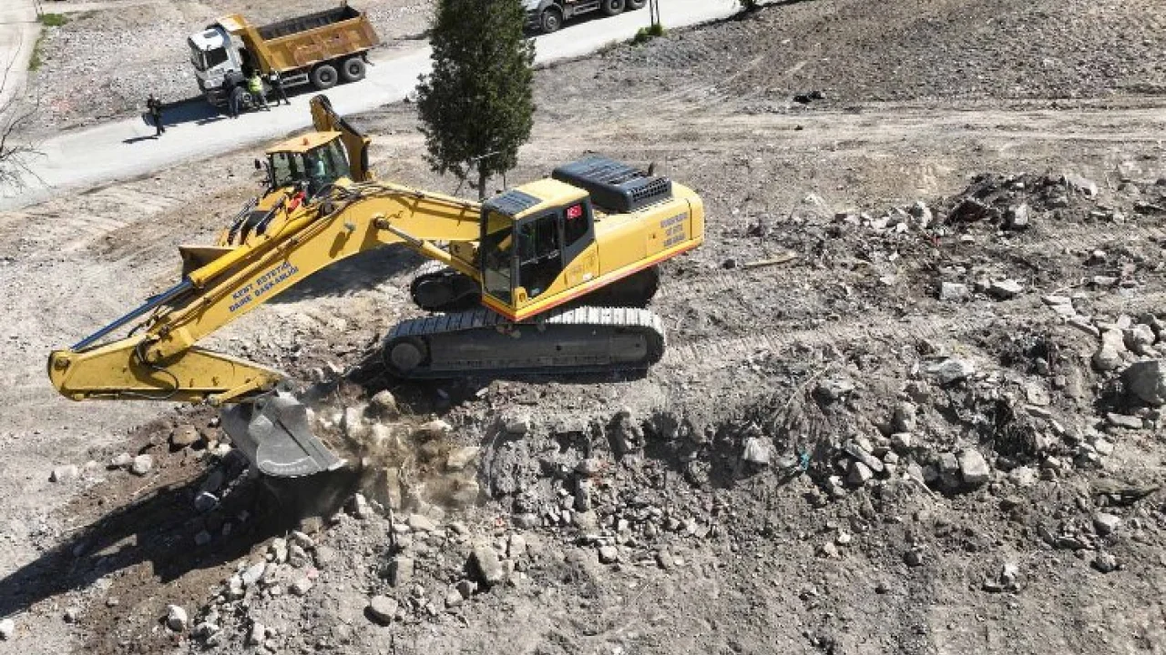 Kentsel dönüşüm alanlarında hafriyat temizleme çalışmaları devam ediyor -