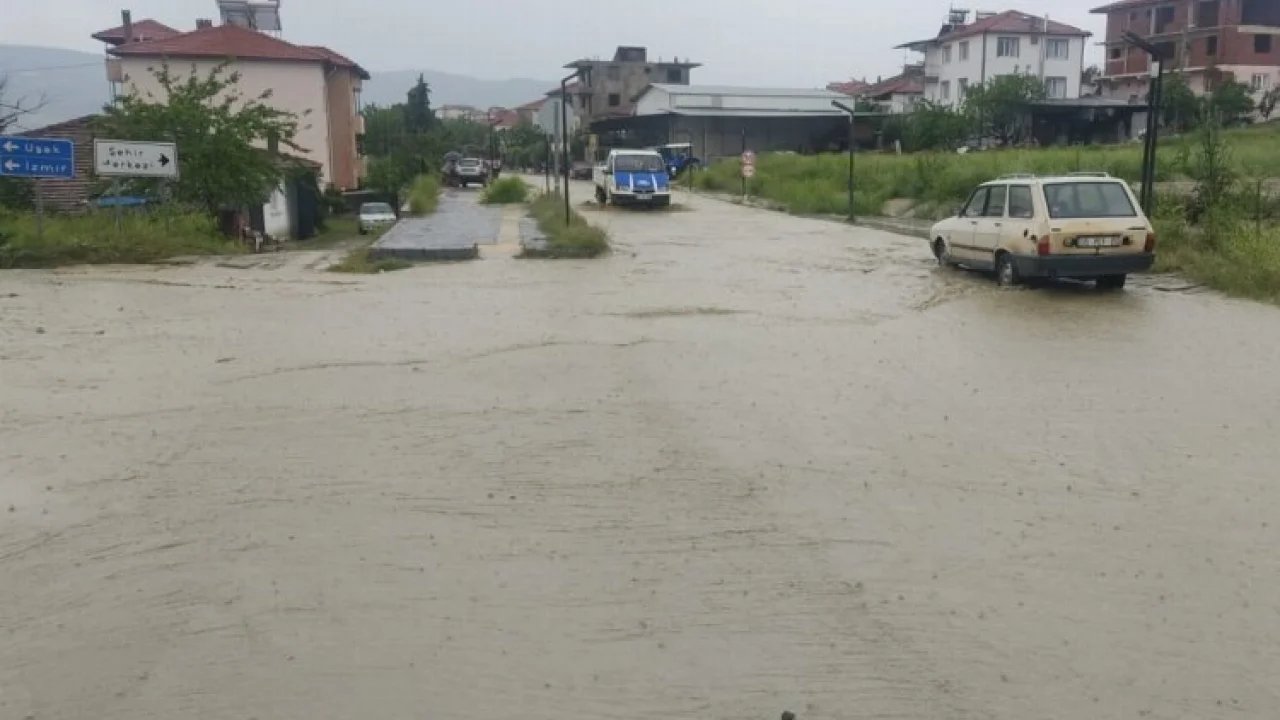 Manisa Selendi'de sağanak yağışa yoğun mesai -