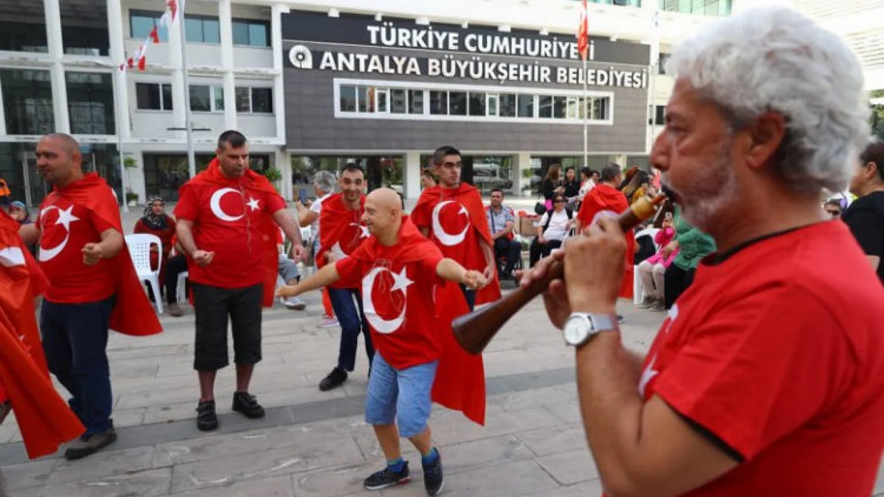 Özel gençlere davullu zurnalı asker uğurlaması -