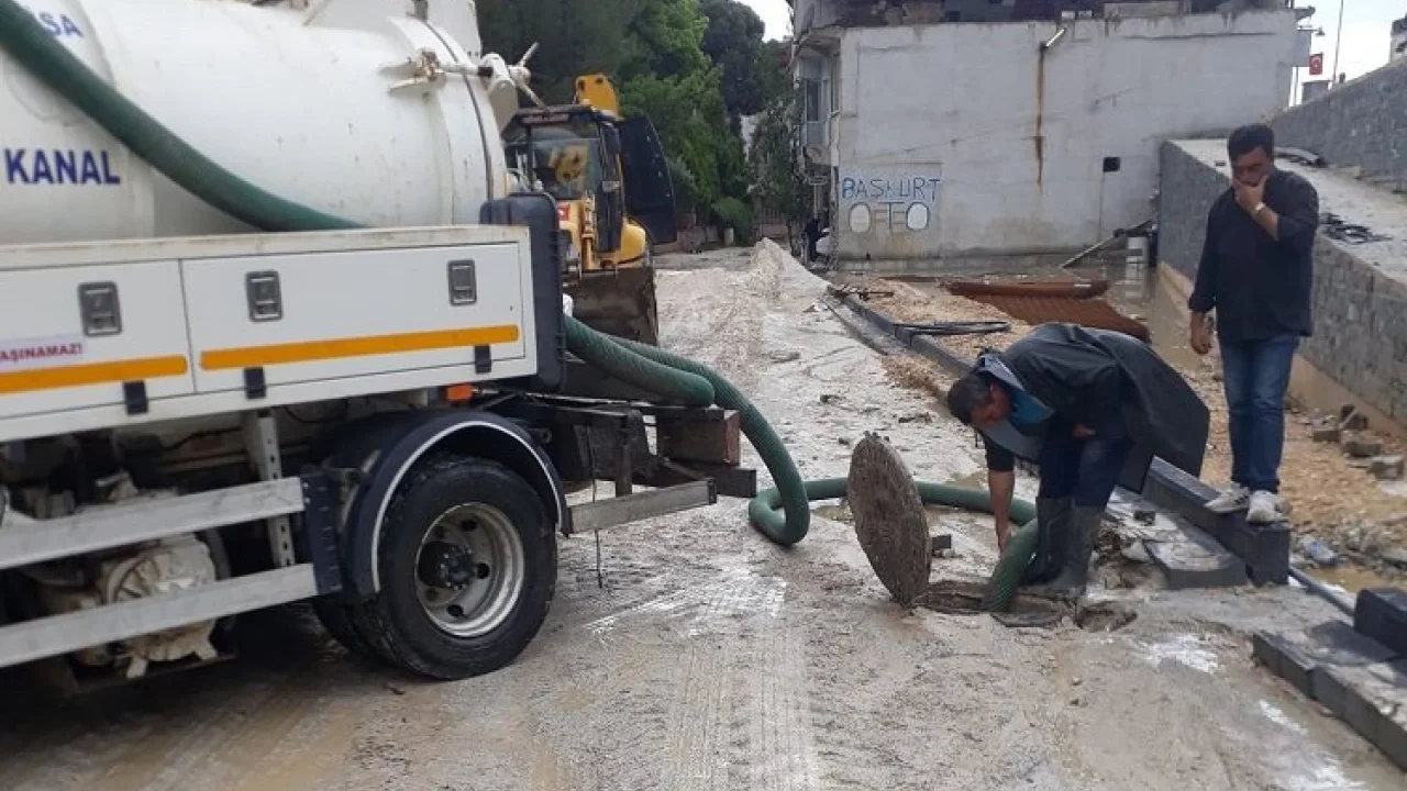 Selendi'yi sel aldı, Büyükşehir ve MASKİ sahada -