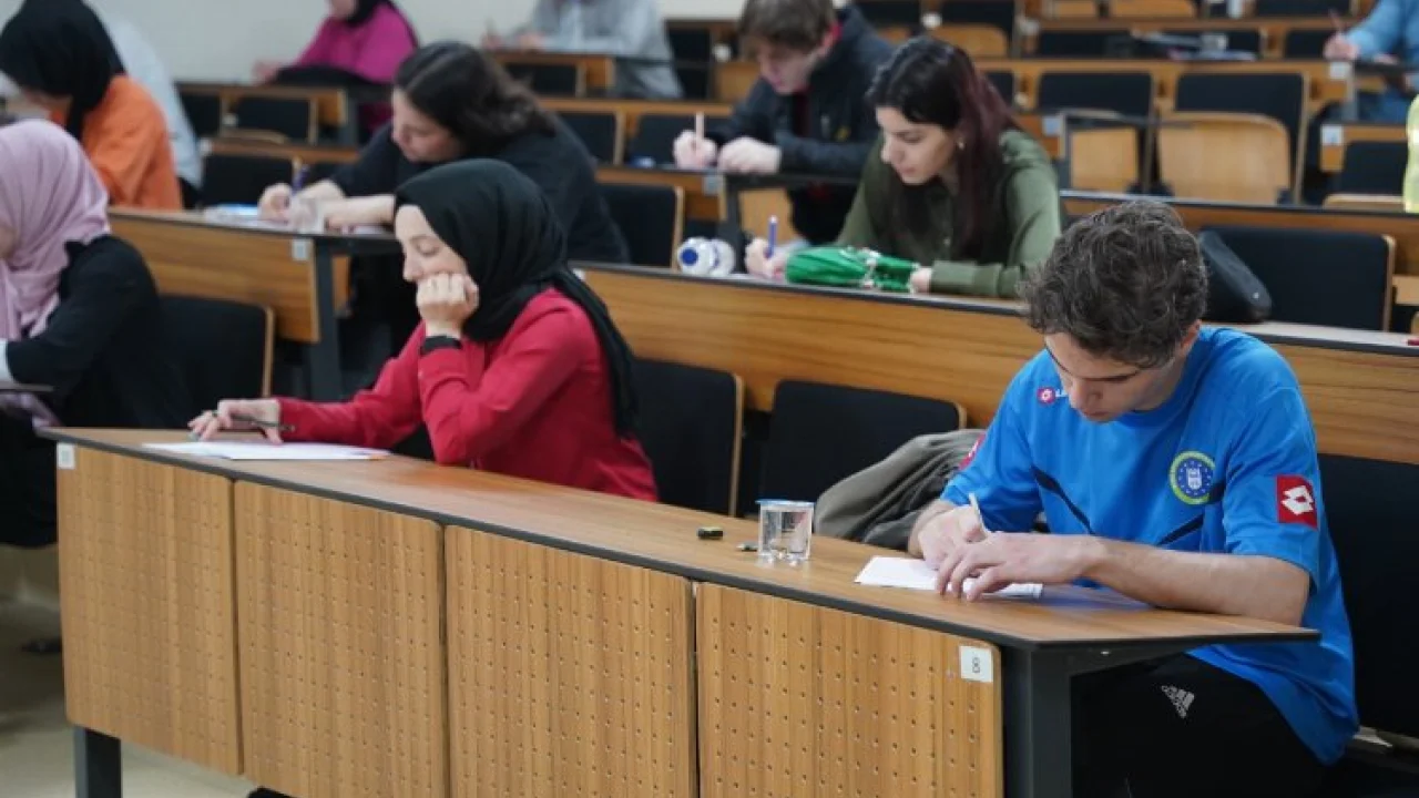 Bursa'da gençler YKS provasında ter döktü -