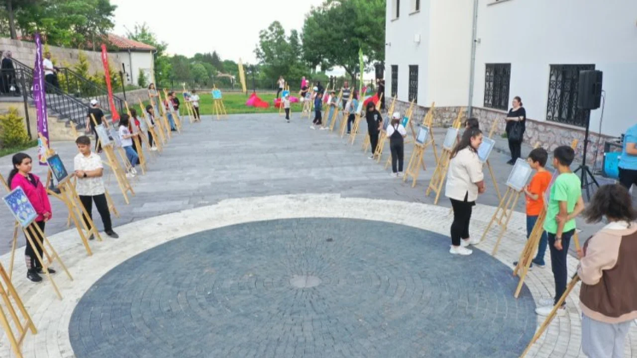 Kocasinanlı çocuklar hayallerindeki gökyüzünü resmetti -