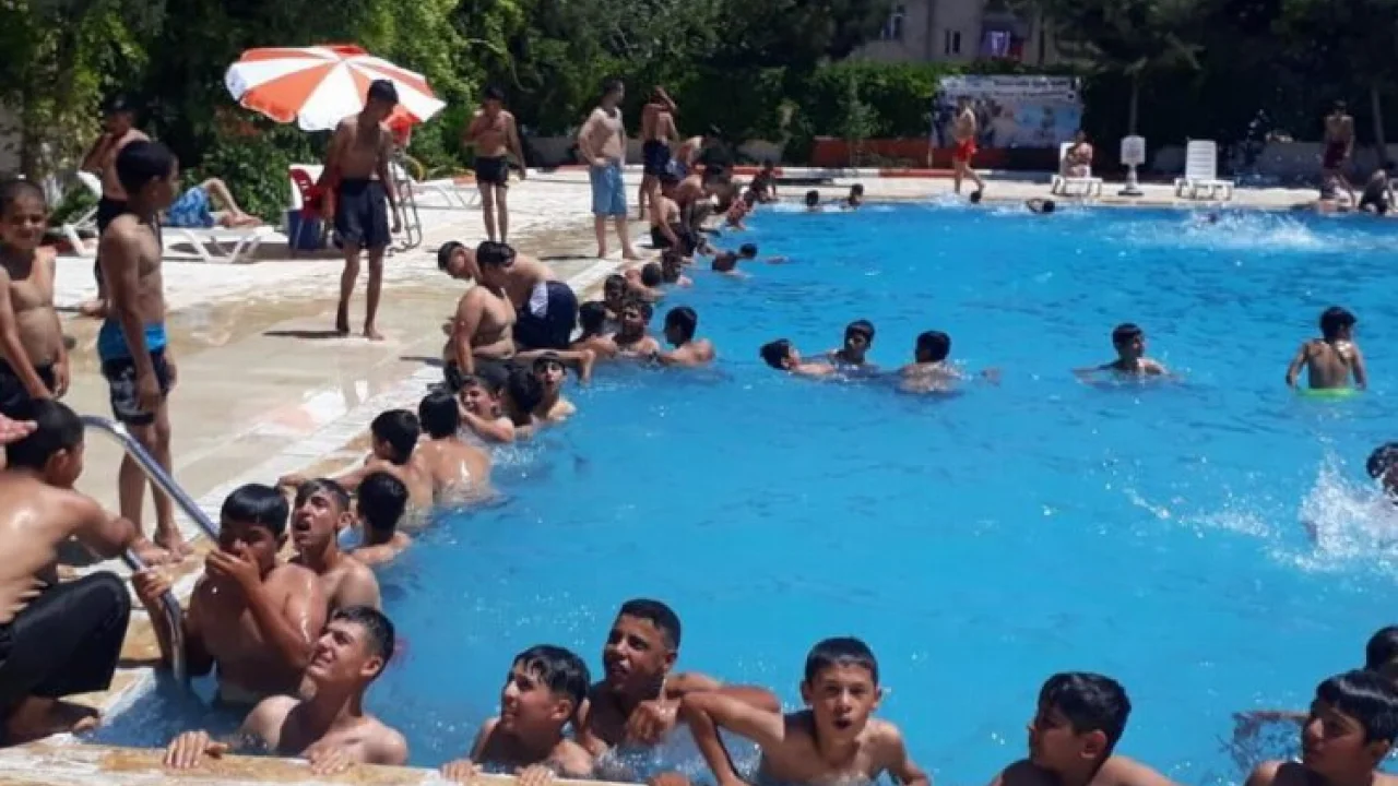 Müjdeyi alan çocuklar havuzlara akın etti -