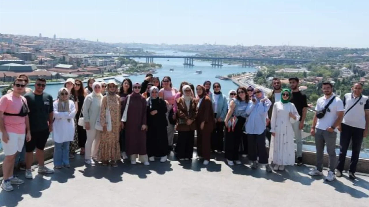 Bursalı genç seyyahlar farklı şehirlerde -