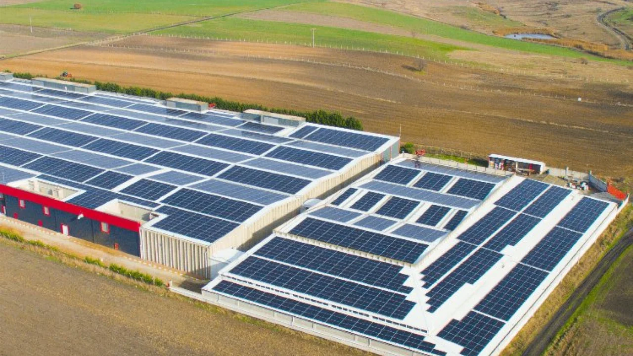 CW Enerji çatıları güneşle buluşturarak karbon salınımının önüne geçiyor -